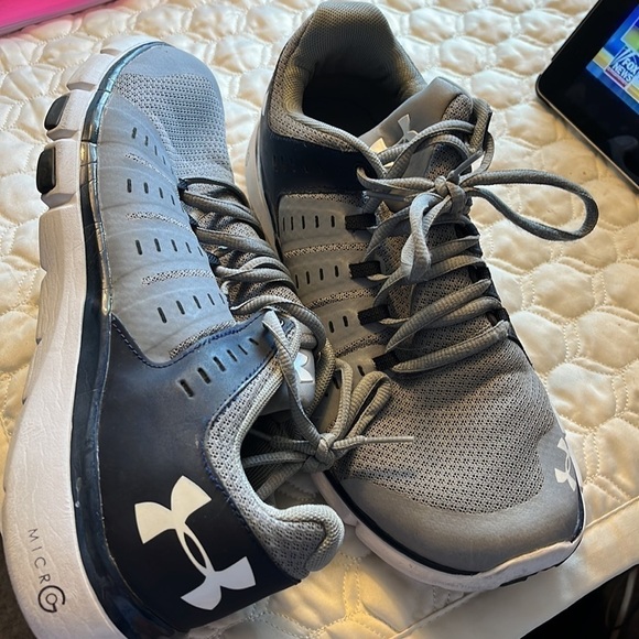 Under Armour Women’s basketball shoes, size 12 women, hardly worn. - Picture 2 of 7